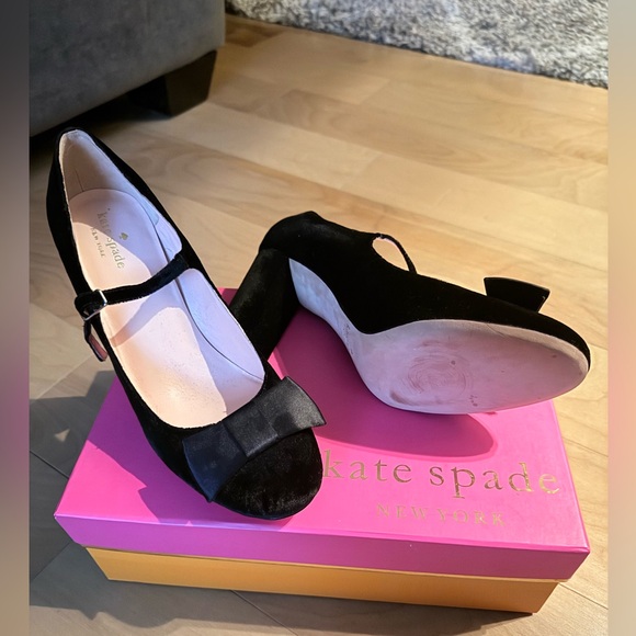 💖🖤KATE SPADE Black Velvet Heels with Berie Bow🖤💖 - Picture 2 of 5